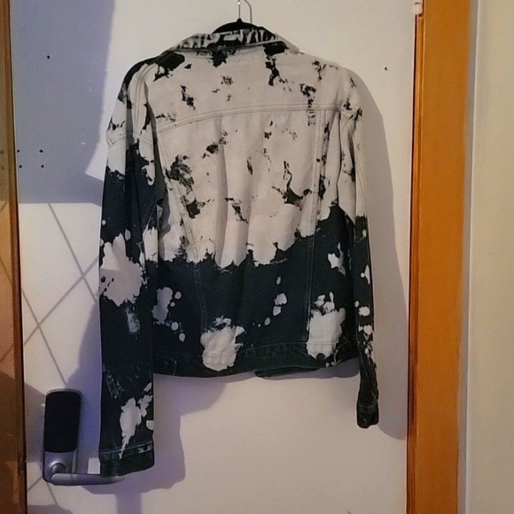 Splatter denim jacket 🤍 - Picture 7 of 8